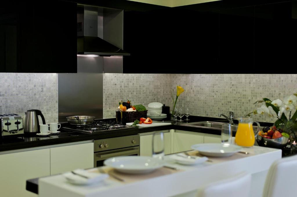 Dispone de 1 dormitorio con vistas a la ciudad, cama extragrande, zona de cocina y balcón privado